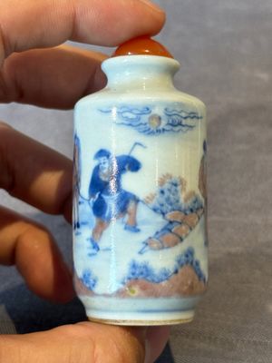 Four Chinese blue, white and copper-red snuff bottles, Yongzheng and Daoguang mark, 19th C. — photo 5