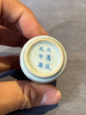 Four Chinese blue, white and copper-red snuff bottles, Yongzheng and Daoguang mark, 19th C. — photo 7