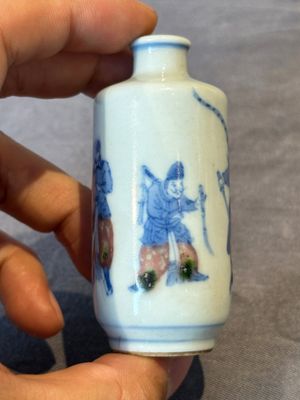 Four Chinese blue, white and copper-red snuff bottles, Yongzheng and Daoguang mark, 19th C. — photo 10