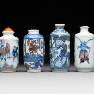 Four Chinese blue, white and copper-red snuff bottles, Yongzheng and Daoguang mark, 19th C. — photo 2