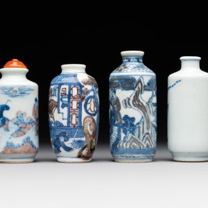 Four Chinese blue, white and copper-red snuff bottles, Yongzheng and Daoguang mark, 19th C. — photo 3