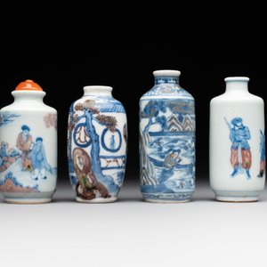 Four Chinese blue, white and copper-red snuff bottles, Yongzheng and Daoguang mark, 19th C. — photo 4