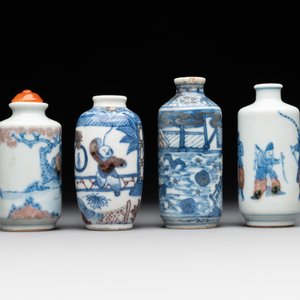 Four Chinese blue, white and copper-red snuff bottles, Yongzheng and Daoguang mark, 19th C. — photo 5