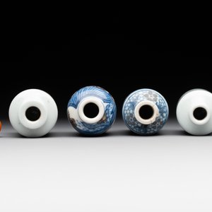 Four Chinese blue, white and copper-red snuff bottles, Yongzheng and Daoguang mark, 19th C. — photo 6