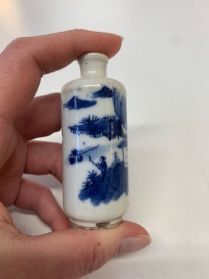 Four Chinese blue, white and copper-red snuff bottles, Yongzheng mark, 19th C. — photo 1