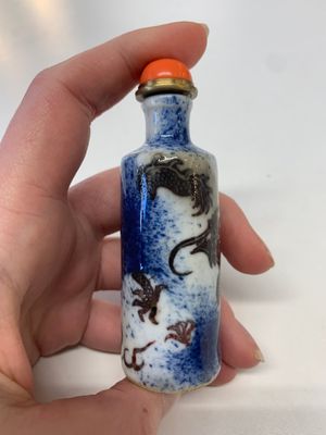 Four Chinese blue, white and copper-red snuff bottles, Yongzheng mark, 19th C. — photo 13