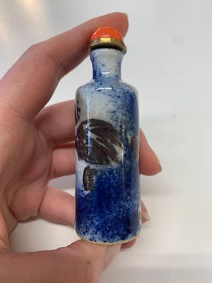 Four Chinese blue, white and copper-red snuff bottles, Yongzheng mark, 19th C. — photo 14