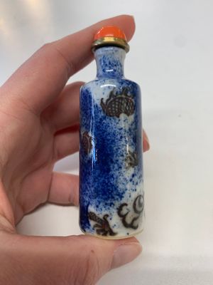 Four Chinese blue, white and copper-red snuff bottles, Yongzheng mark, 19th C. — photo 15