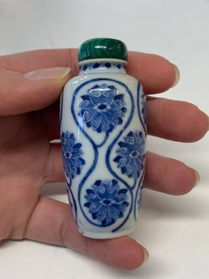 Four Chinese blue, white and copper-red snuff bottles, Yongzheng mark, 19th C. — photo 19