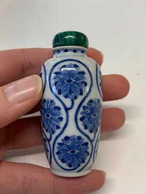 Four Chinese blue, white and copper-red snuff bottles, Yongzheng mark, 19th C. — photo 20