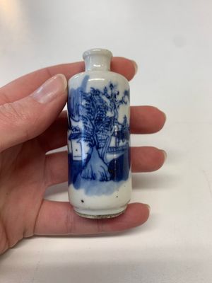 Four Chinese blue, white and copper-red snuff bottles, Yongzheng mark, 19th C. — photo 2