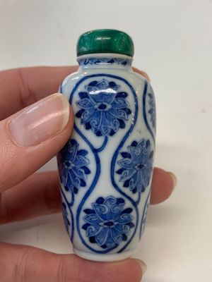 Four Chinese blue, white and copper-red snuff bottles, Yongzheng mark, 19th C. — photo 21