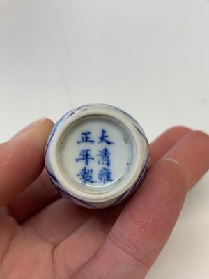 Four Chinese blue, white and copper-red snuff bottles, Yongzheng mark, 19th C. — photo 24