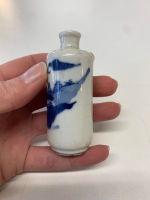 Four Chinese blue, white and copper-red snuff bottles, Yongzheng mark, 19th C. — photo 3