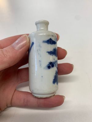 Four Chinese blue, white and copper-red snuff bottles, Yongzheng mark, 19th C. — photo 4