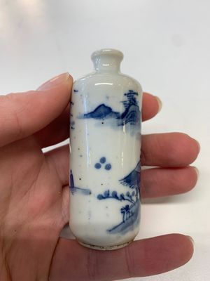 Four Chinese blue, white and copper-red snuff bottles, Yongzheng mark, 19th C. — photo 7