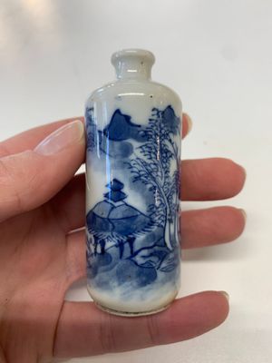 Four Chinese blue, white and copper-red snuff bottles, Yongzheng mark, 19th C. — photo 8