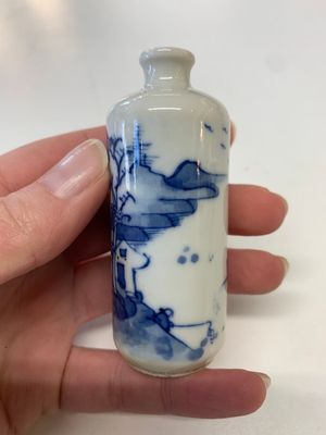 Four Chinese blue, white and copper-red snuff bottles, Yongzheng mark, 19th C. — photo 9