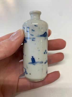 Four Chinese blue, white and copper-red snuff bottles, Yongzheng mark, 19th C. — photo 10