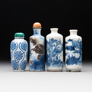 Four Chinese blue, white and copper-red snuff bottles, Yongzheng mark, 19th C. — photo 1