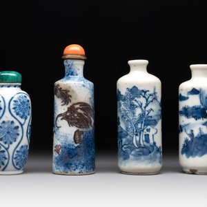 Four Chinese blue, white and copper-red snuff bottles, Yongzheng mark, 19th C. — photo 2
