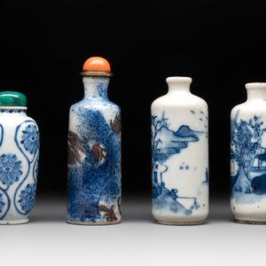 Four Chinese blue, white and copper-red snuff bottles, Yongzheng mark, 19th C. — photo 3