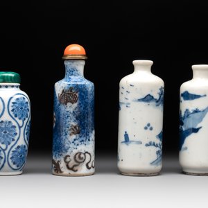 Four Chinese blue, white and copper-red snuff bottles, Yongzheng mark, 19th C. — photo 4