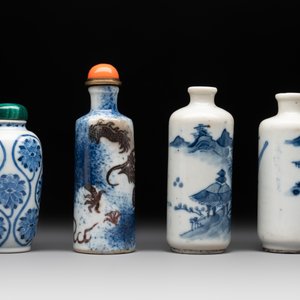 Four Chinese blue, white and copper-red snuff bottles, Yongzheng mark, 19th C. — photo 5
