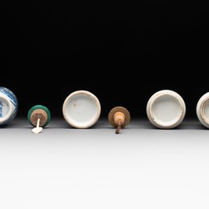Four Chinese blue, white and copper-red snuff bottles, Yongzheng mark, 19th C. — photo 7