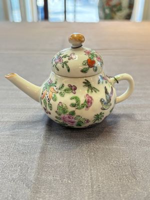 Four Chinese blue, white and famille rose covered teapots, Tongzhi and Hu Mao Ji 胡茂記 mark, Kangxi and later — photo 1