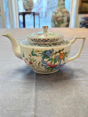 Four Chinese blue, white and famille rose covered teapots, Tongzhi and Hu Mao Ji 胡茂記 mark, Kangxi and later — photo 11