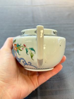 Four Chinese blue, white and famille rose covered teapots, Tongzhi and Hu Mao Ji 胡茂記 mark, Kangxi and later — photo 13