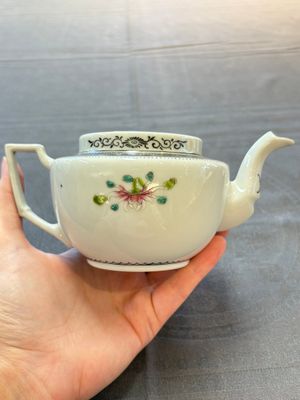 Four Chinese blue, white and famille rose covered teapots, Tongzhi and Hu Mao Ji 胡茂記 mark, Kangxi and later — photo 14