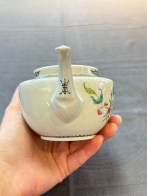 Four Chinese blue, white and famille rose covered teapots, Tongzhi and Hu Mao Ji 胡茂記 mark, Kangxi and later — photo 15