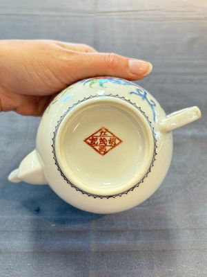 Four Chinese blue, white and famille rose covered teapots, Tongzhi and Hu Mao Ji 胡茂記 mark, Kangxi and later — photo 17