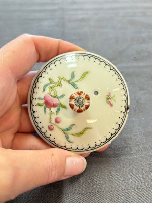 Four Chinese blue, white and famille rose covered teapots, Tongzhi and Hu Mao Ji 胡茂記 mark, Kangxi and later — photo 18