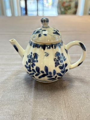 Four Chinese blue, white and famille rose covered teapots, Tongzhi and Hu Mao Ji 胡茂記 mark, Kangxi and later — photo 20