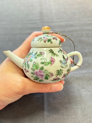 Four Chinese blue, white and famille rose covered teapots, Tongzhi and Hu Mao Ji 胡茂記 mark, Kangxi and later — photo 2