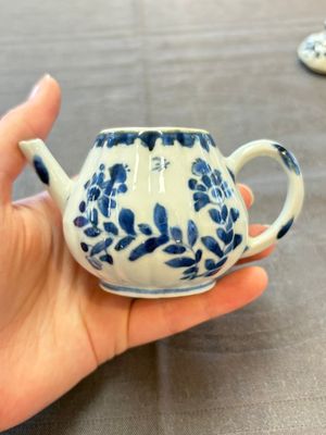 Four Chinese blue, white and famille rose covered teapots, Tongzhi and Hu Mao Ji 胡茂記 mark, Kangxi and later — photo 21