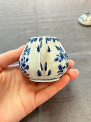 Four Chinese blue, white and famille rose covered teapots, Tongzhi and Hu Mao Ji 胡茂記 mark, Kangxi and later — photo 22