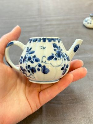 Four Chinese blue, white and famille rose covered teapots, Tongzhi and Hu Mao Ji 胡茂記 mark, Kangxi and later — photo 23