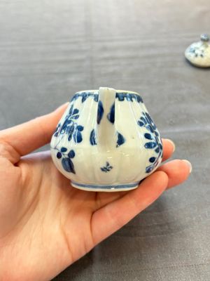 Four Chinese blue, white and famille rose covered teapots, Tongzhi and Hu Mao Ji 胡茂記 mark, Kangxi and later — photo 24