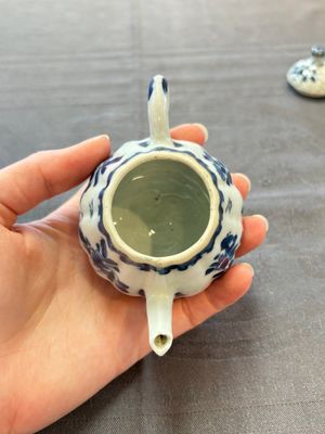 Four Chinese blue, white and famille rose covered teapots, Tongzhi and Hu Mao Ji 胡茂記 mark, Kangxi and later — photo 25