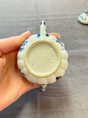 Four Chinese blue, white and famille rose covered teapots, Tongzhi and Hu Mao Ji 胡茂記 mark, Kangxi and later — photo 26