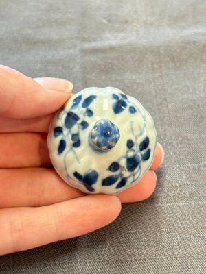 Four Chinese blue, white and famille rose covered teapots, Tongzhi and Hu Mao Ji 胡茂記 mark, Kangxi and later — photo 27
