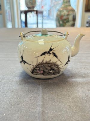 Four Chinese blue, white and famille rose covered teapots, Tongzhi and Hu Mao Ji 胡茂記 mark, Kangxi and later — photo 29