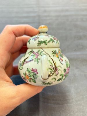 Four Chinese blue, white and famille rose covered teapots, Tongzhi and Hu Mao Ji 胡茂記 mark, Kangxi and later — photo 3