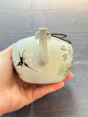 Four Chinese blue, white and famille rose covered teapots, Tongzhi and Hu Mao Ji 胡茂記 mark, Kangxi and later — photo 31