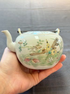 Four Chinese blue, white and famille rose covered teapots, Tongzhi and Hu Mao Ji 胡茂記 mark, Kangxi and later — photo 32