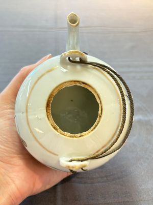Four Chinese blue, white and famille rose covered teapots, Tongzhi and Hu Mao Ji 胡茂記 mark, Kangxi and later — photo 34